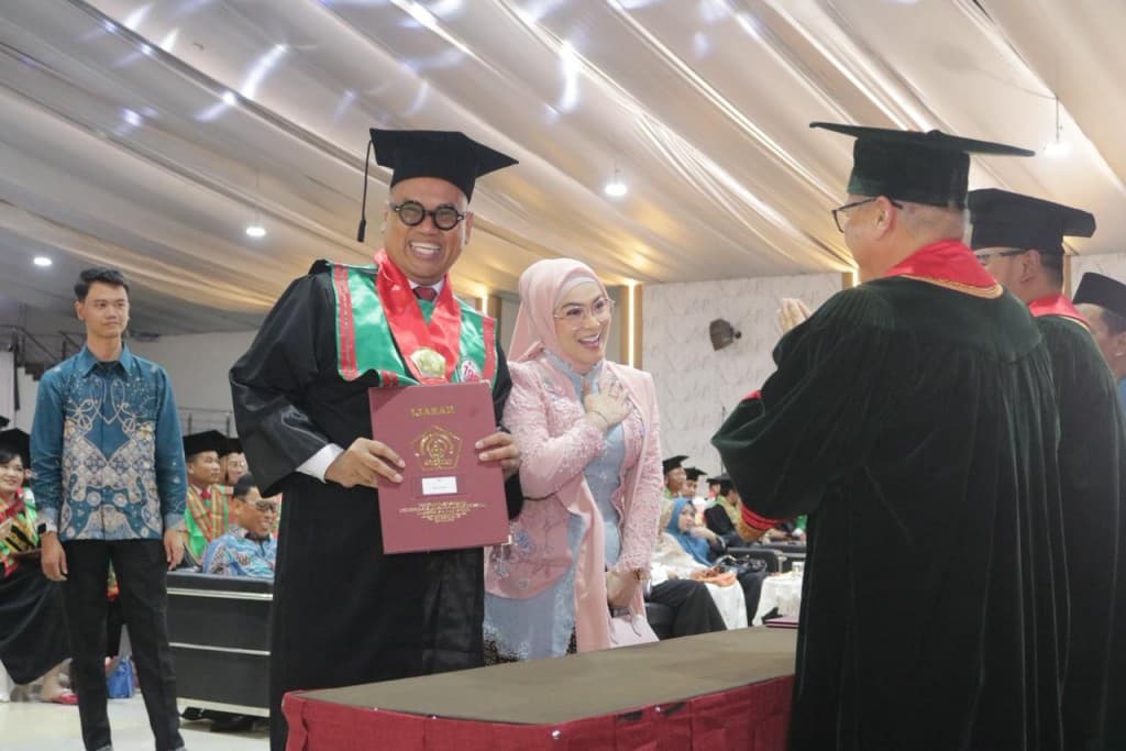 Uya Kuya Earns a Master of Laws from Unissula, Drawing on Personal Experience in a Thesis on the Spread of Hoaxes